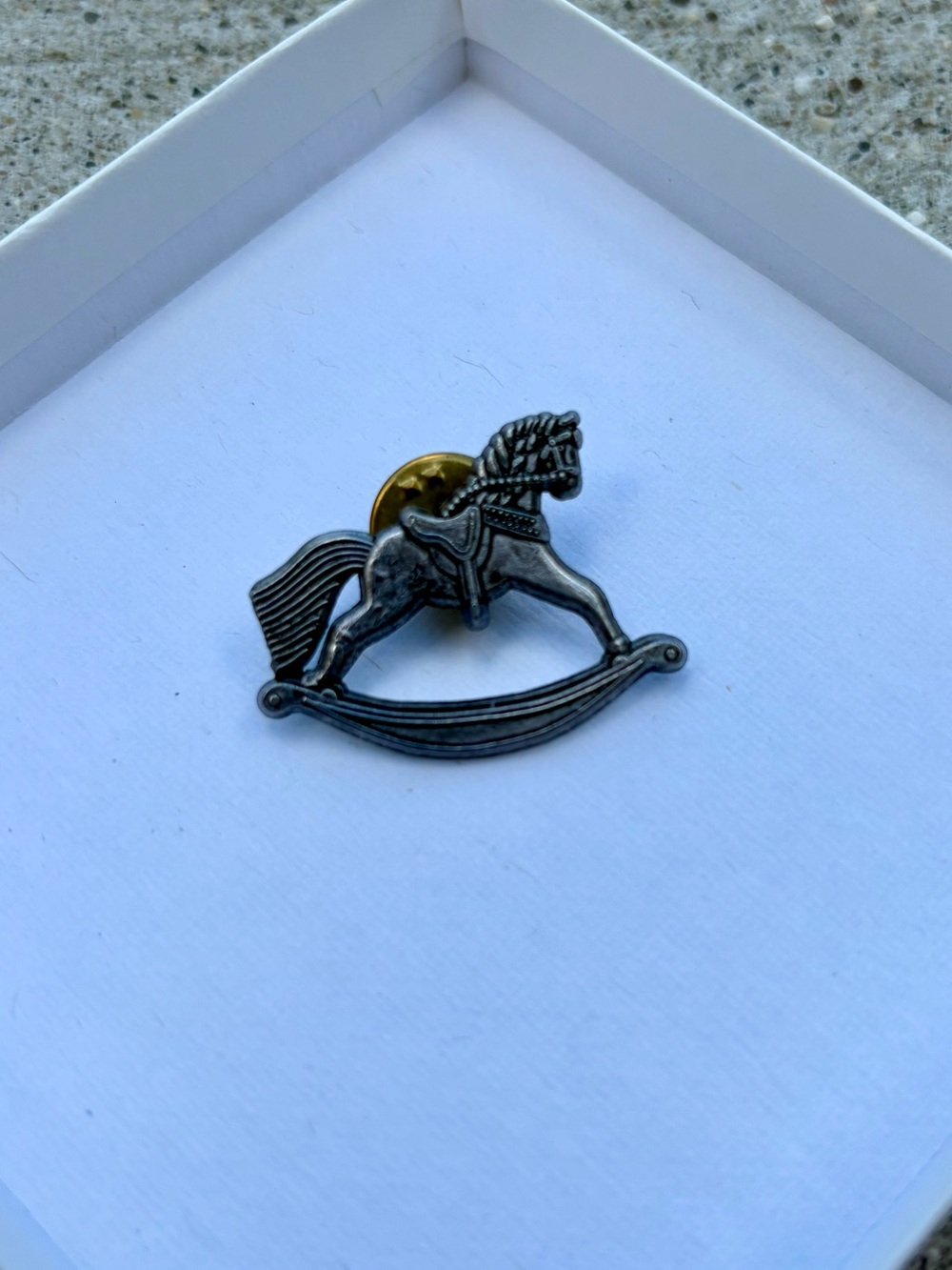 HALLMARK ROCKING HORSE 1998 LAPEL PIN